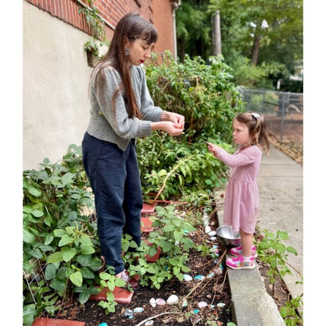 Mondays at Saint Anne’s are blooming with possibility! Our wonderful Studio Educator, Grace, leads this special hands-on experience where children dig in, get their hands dirty, and discover the magic of growing things.
Together, children plant, nurture, and harvest an ever-changing collection of plants, flowers, and vegetables throughout the Saint Anne’s campus. Along the way they discover how tiny seeds become something wonderful, explore the interconnectedness of ecosystems, and learn why caring for our earth matters.